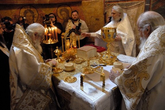 L’Eglise Orthodoxe, en suivant les Saintes Ecritures, la Sainte Tradition des Pères et les Conciles, a donc toujours utilisé le pain levé pour célébrer l’Eucharistie et rendre le Christ présent parmi son peuple.