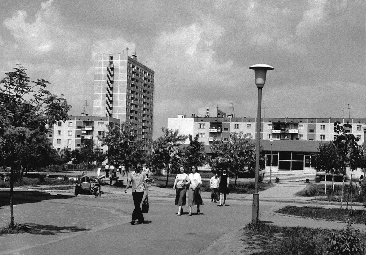 17AndresCabrera's tweet photo. 50,000 people used to live here (Pripyat, Ukraine). Now it’s a ghost town. 35 years ago on April 26, 1986 #Chernobyl ‘s nuclear disaster occurred. There’s an HBO mini series on #Chernobyl if you want to learn more about it (a must watch). https://t.co/K1CTXxbhpe