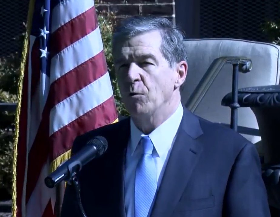 AndySpecht's tweet photo. .@NC_Governor announces more details of Apple deal:

-Apple to generate $1.5B/year for the economy once campus is finished
-Apple creating $100M fund to support NC schools
-New campus will operate 100% on renewable energy

#ncpol #nced https://t.co/XlqW4cuTLo