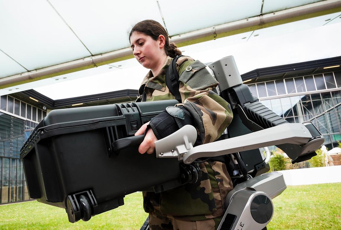 ASAFRANCE2's tweet photo. #EQUIPEMENT : L’#armée de Terre explore les possibilités de l’#exosquelette. Le #BattleLabTerre a lancé une campagne de mise en situation opérationnelle des exosquelettes passifs acquis par l’#AgenceInnovationDéfense (#AID), auprès de la société #Mawashi.
https://t.co/lxM9WEHC2E https://t.co/Q7DH0rrfJp