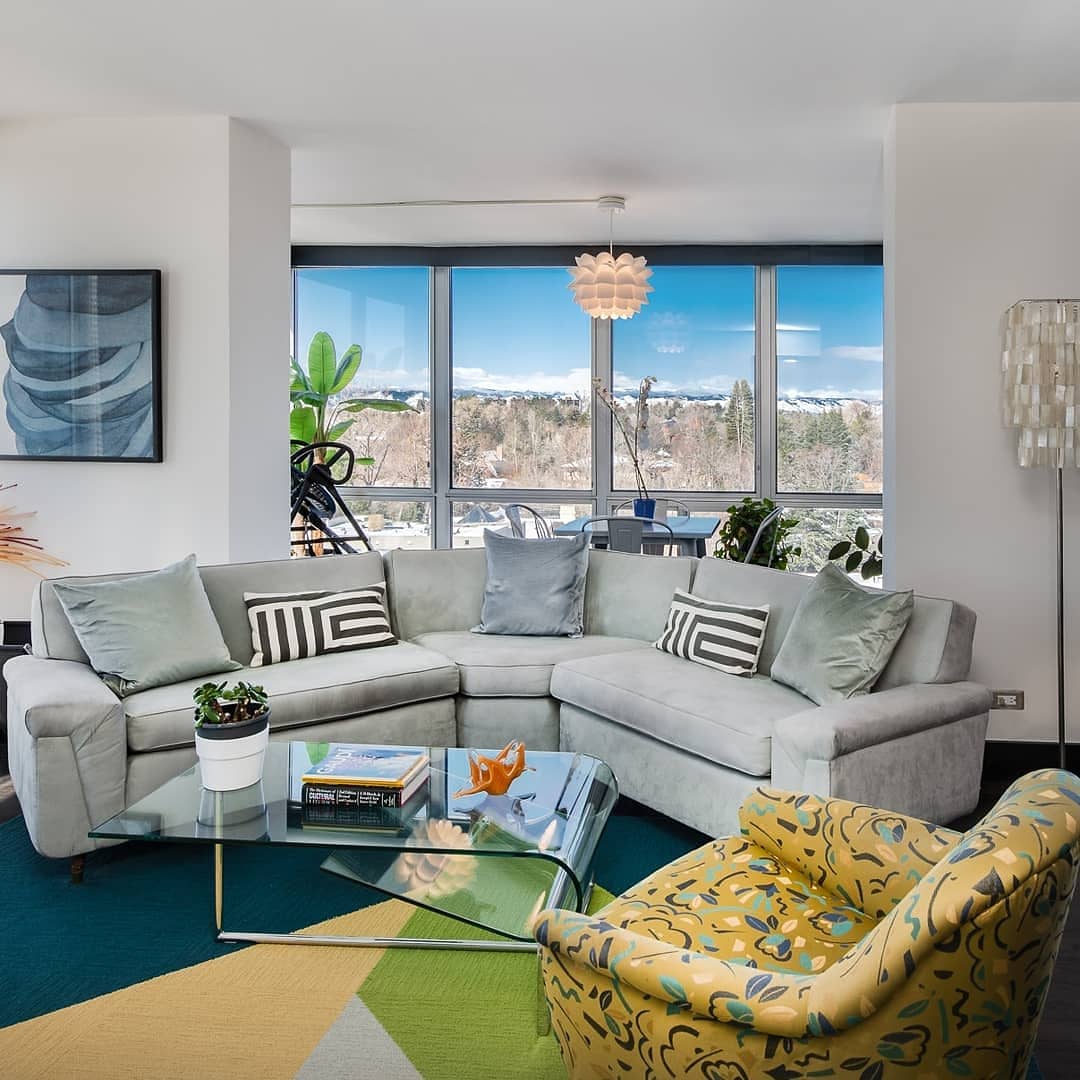 Stunning panoramic views of downtown and the mountains from this mid-century modern high-rise in central Denver! Floor to ceiling windows, updated contemporary kitchen and exceptional building amenities make this the perfect choice! 

3100 Cherry Creek Drive South Unit 604