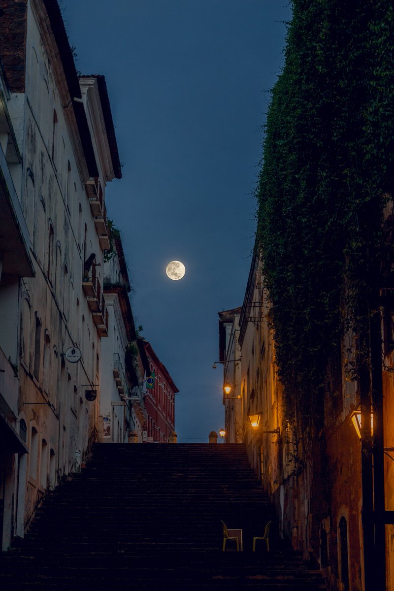 caos1nfinito's tweet photo. Super Lua de ontem vista no meu país centro histórico 💙  
*ps postando de novo pq esqueci uma foto, o toc kkkk https://t.co/xHCFpW6kaq
