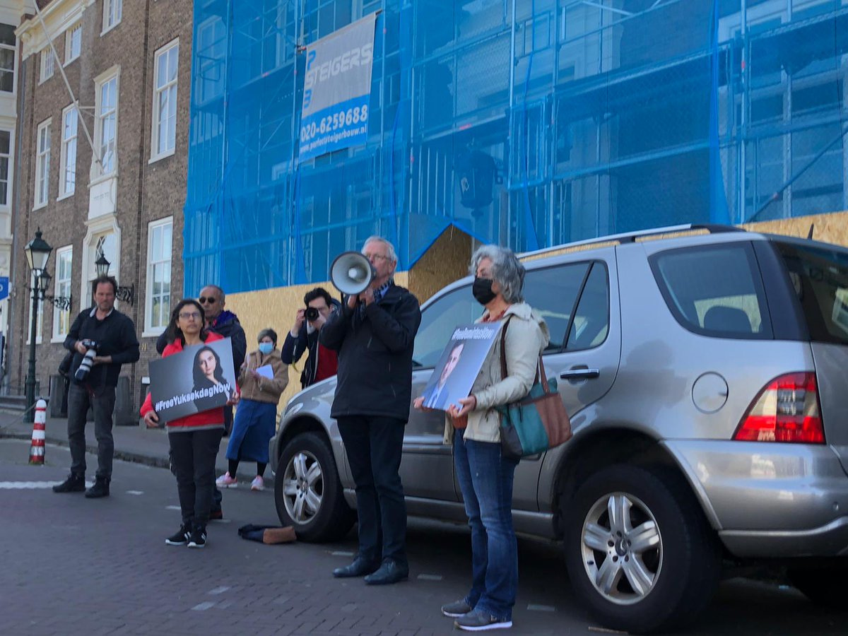 stopdebommen's tweet photo. Vandaag waren we aanwezig bij de #FreeHDP demonstratie voor de Turkse ambassade in Den Haag. 108 HDP-leden, waaronder de leiders Demirtaş en Yüksekdağ, zitten om politieke redenen vast in Turkije. #SolidarityWithHDP https://t.co/rCiaWNfe3F