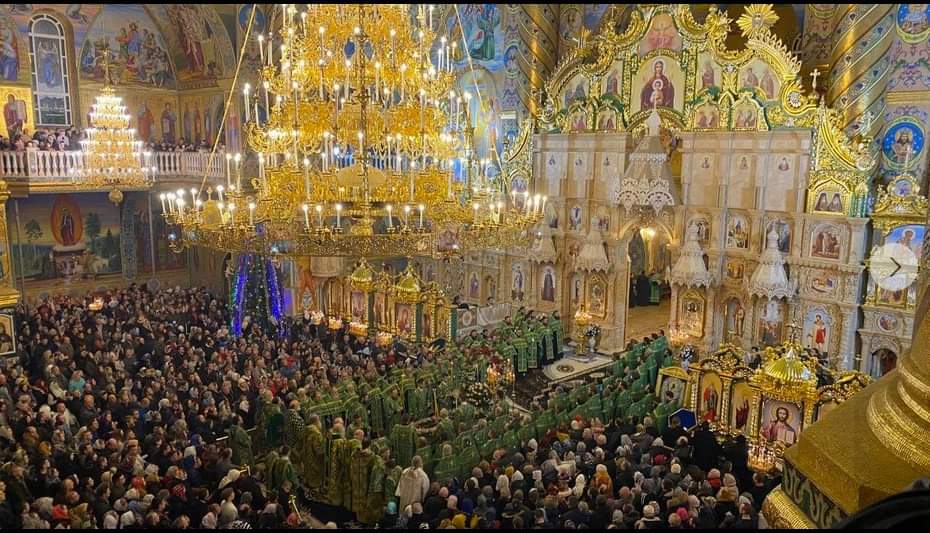 9) Adoration à genouxIl est d’usage dans l’Eglise Orthodoxe, qui se plie aux canons du concile de Nicée, réaffirmés dans le Concile In Trullo, de ne pas plier le genou le dimanche, c’est-à-dire de rester debout, en l’honneur de la Résurrection de Notre Seigneur Jésus Christ.