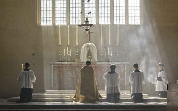 Cependant, dans l’Eglise Catholique, l’usage des bancs s’est généralisé depuis le XVe. Une autre pratique qui rompt avec ces canons s’est aussi développée : celle de l’adoration à genou lors de la messe dominicale (pleinement intégrée à la liturgie à partir du XVIe).