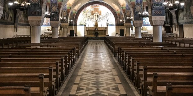 Cependant, dans l’Eglise Catholique, l’usage des bancs s’est généralisé depuis le XVe. Une autre pratique qui rompt avec ces canons s’est aussi développée : celle de l’adoration à genou lors de la messe dominicale (pleinement intégrée à la liturgie à partir du XVIe).