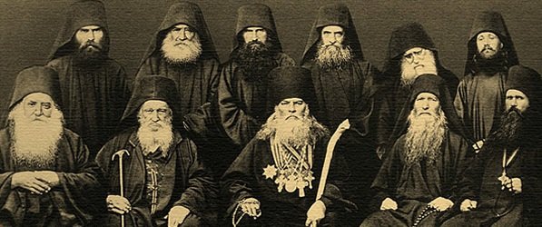 Maintenant la barbe. Naturellement, le clergé orthodoxe porte la barbe, comme Jésus et les Apôtres. Mais les Latins ne suivent pas la tradition apostolique en exigeant que la barbe soit rasée pour la plupart de leur clergé dans le rite occidental (autorisé dans le rite oriental)