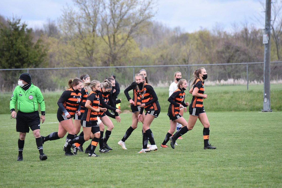 fgvs19's tweet photo. 🖤🧡 GAME DAY 🖤🧡
Flushing vs Corunna at Corunna 😈
VARSITY @ 6:15 ⏰💸
#gameday #raiders https://t.co/est2dDpcsB