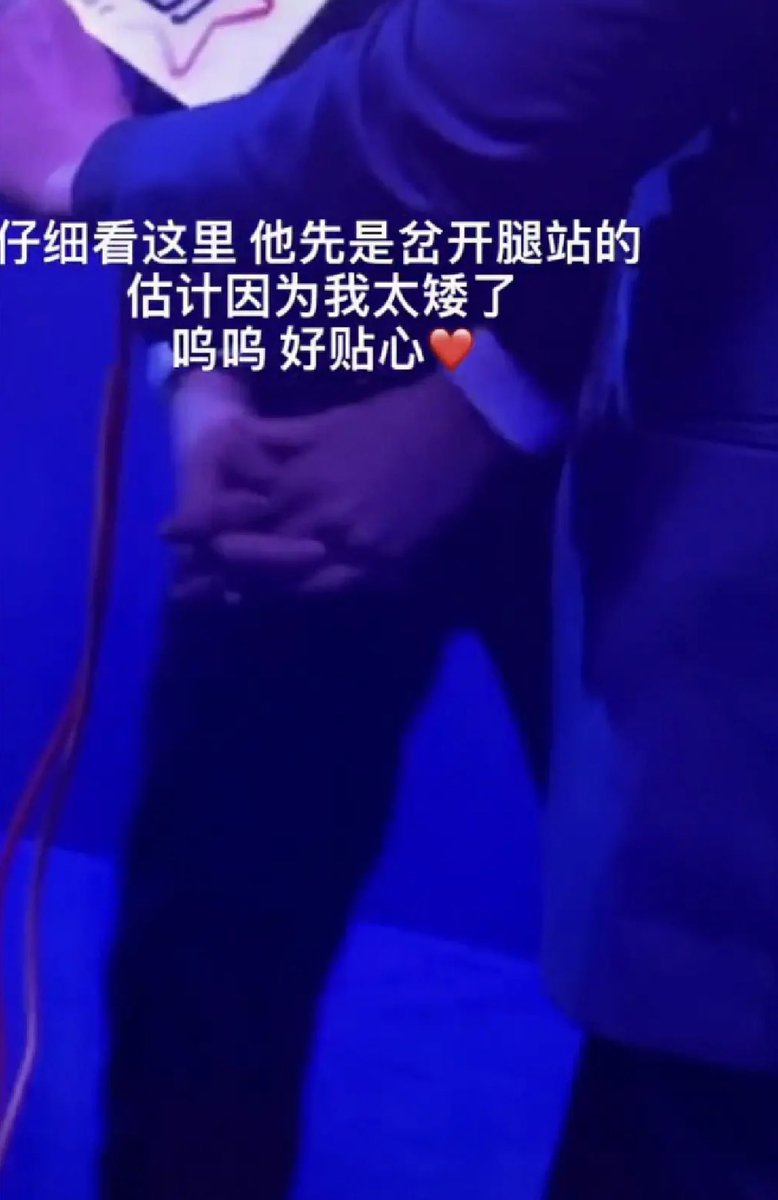During the Tiffany event, while taking an interview, Gong Jun super naturally widened his stance and squatted (looking good on red carpet be damned) in order to accommodate the smaller height of the lady who was holding the mic (who told him it was ok and boy was she whipped )