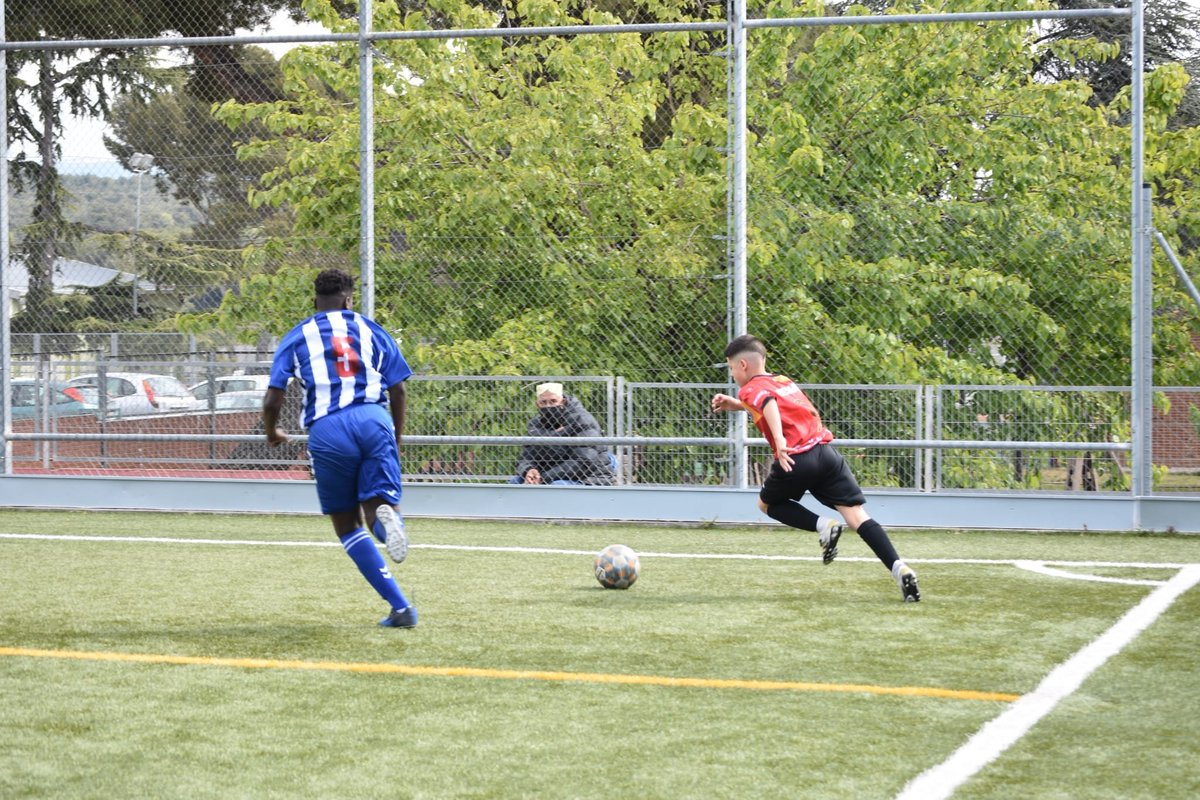 ⚽📸 Nos llegan las imágenes de la que fue la tercera victoria consecutiva de nuestro Infantil B.

 🙌Enhorabuena a los jugadores y al cuerpo técnico por la gran temporada y el aprendizaje que están adquiriendo. 

🤜🤛Juntos somos más fuertes 💪