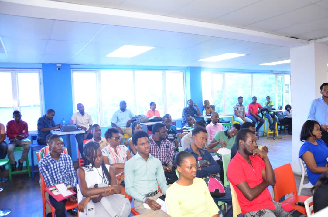 atrepahaiti18's tweet photo. Puisque tout se tourne quasiment vers le binaire,ATREPA s'aligne au côté des experts du domaine et vous a offert,de concert avec INNOVARE,la journée de sensibilisation sur le Trading, en date du 23 avril 2021.Merçi aux intervenants et au public de votre participation interactive. https://t.co/5wgbBBgc7C