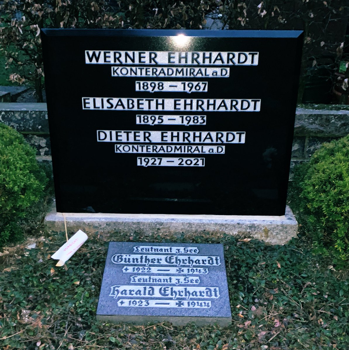 Grnfink2's tweet photo. Am 8. Februar starb Admiral a.D. Dieter #Ehrhardt. Er liegt neben seinem Vater, ebenfalls Admiral, auf dem Nordfriedhof. Seine Laufbahn ist beeindruckend: Zunächst Kriegsmarine. In der Bw Kommandant Schnellboot u. LÜTJENS, KDR Marineschule, MilAtt 🇺🇸 usw. 
https://t.co/nE6eVEuPrn https://t.co/1FAUbQI0Nh