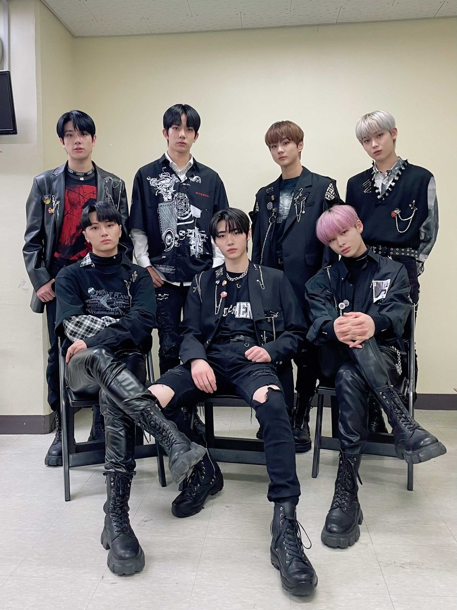 Soft_Sunsun's tweet photo. THEY REALLY SAID WE CAN PULL OFF ANY CONCEPT  !😏✨
#ENHYPEN #BORDER_CARNIVAL https://t.co/nKtu8izfbw