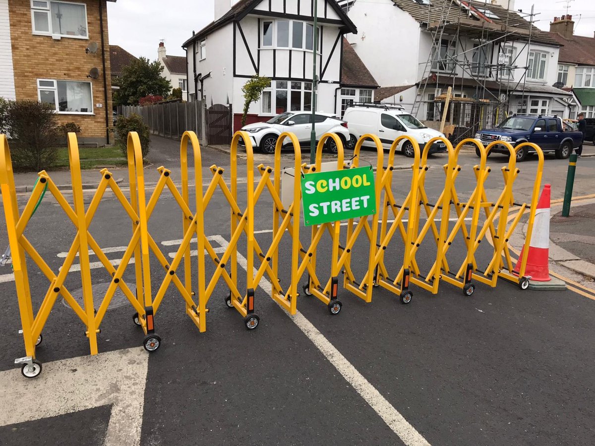 SouthendCityC's tweet photo. A new 'school street' scheme started today outside @westleighschool .

This pilot scheme restricts access to motor vehicles during school drop off and pick up times, encouraging active travel and creating a safer environment for all. 

#Southend #Leigh @SouthendHighway https://t.co/7OWkYwzHBH
