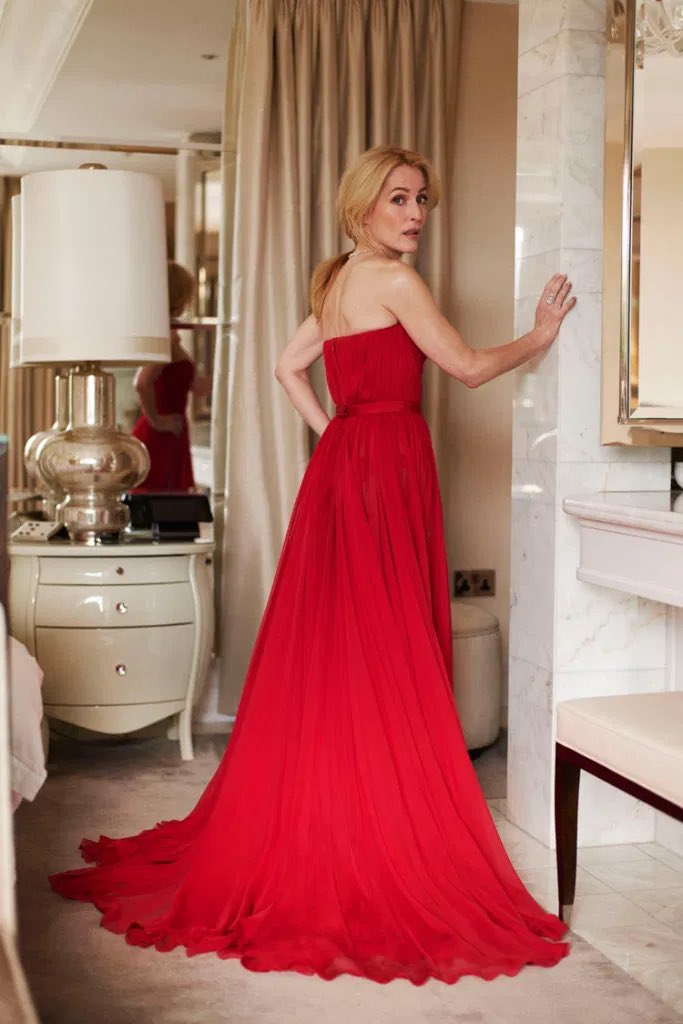 Gillian Anderson in red, a thread: