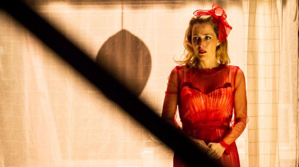 Gillian Anderson in red, a thread: