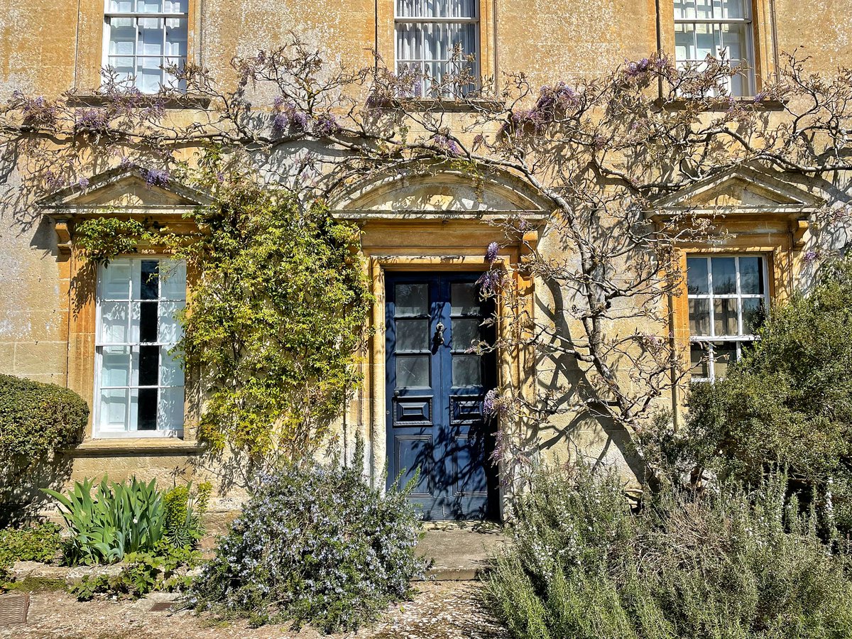 Such a gorgeous afternoon out at <a href="/IfordManor/">Iford Manor</a> yesterday. The wisteria is just starting to bloom and your friends will think you’ve just popped to Tuscany 🌸
#spring #ifordmanor #visitbath