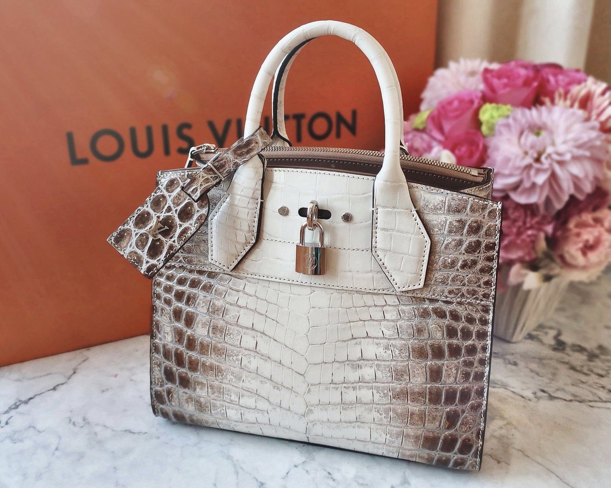 hlkm023's tweet photo. 🎁 ... ᴍʏ ʙɪʀᴛʜᴅ��ʏ.
￣￣￣￣￣￣￣￣￣￣￣
LOUIS VUITTON💠
シティースティーマーPM
ヒマラヤクロコ🐊✨
ヴィトンからのヒマラヤは初なんだって♡
担当さんから連絡もらって1月に買えました♡
タイミング良かったから今年の誕生日🎁
ほんとに可愛い🥲💓💓💓もはや芸術🧑‍🎨 https://t.co/heTu581TGQ