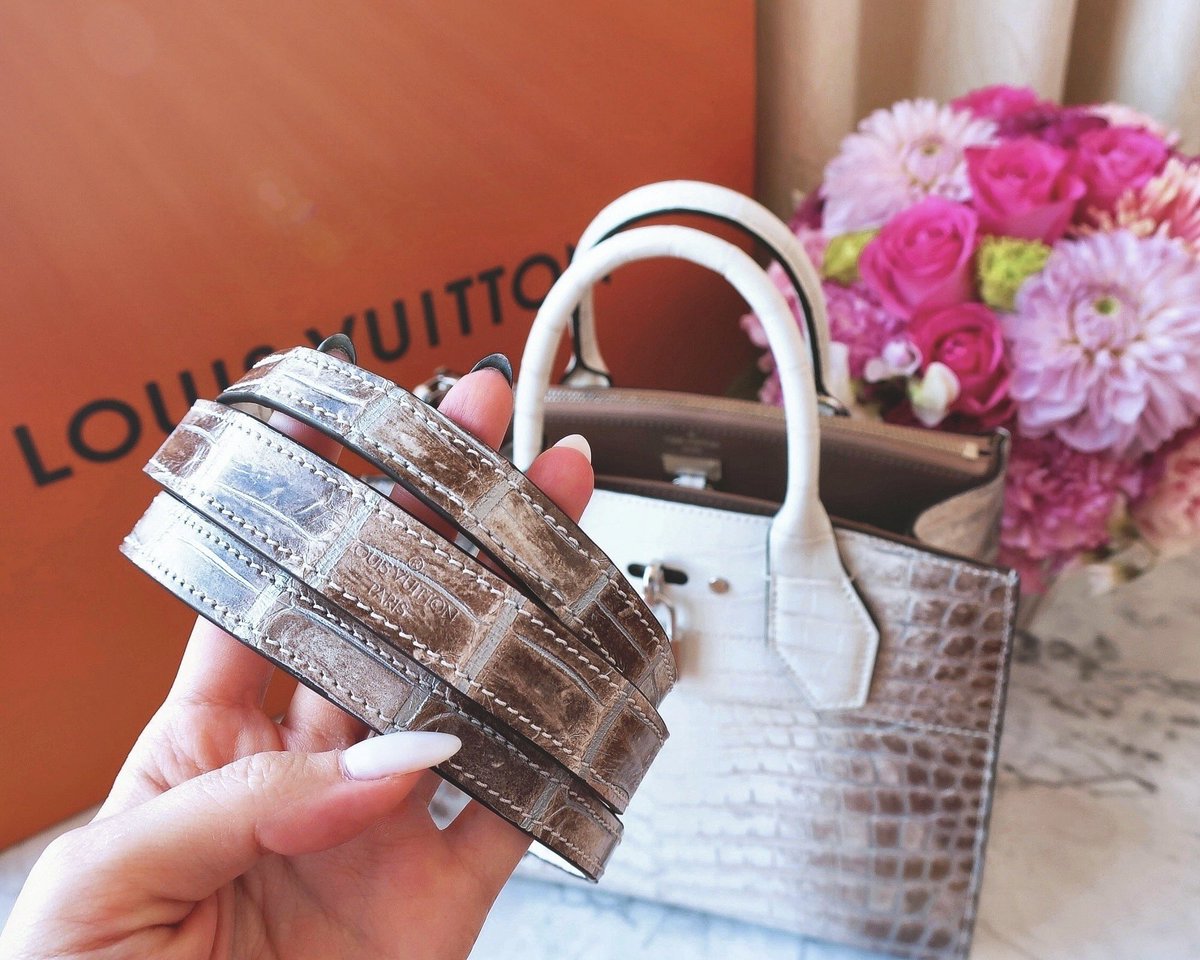 hlkm023's tweet photo. 🎁 ... ᴍʏ ʙɪʀᴛʜᴅ��ʏ.
￣￣￣￣￣￣￣￣￣￣￣
LOUIS VUITTON💠
シティースティーマーPM
ヒマラヤクロコ🐊✨
ヴィトンからのヒマラヤは初なんだって♡
担当さんから連絡もらって1月に買えました♡
タイミング良かったから今年の誕生日🎁
ほんとに可愛い🥲💓💓💓もはや芸術🧑‍🎨 https://t.co/heTu581TGQ
