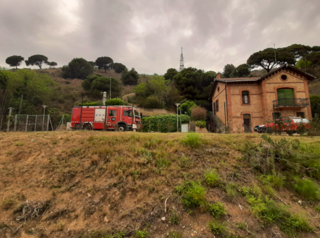 Els nostres equips han col·laborat en les tasques per controlar l'incendi que s'ha produït aquest matí al peu de Sant Pere Màrtir, sota la carretera de les Aigües, a Collserola.

Moltes gràcies a tots els implicats i especialment al cos de Bombers!