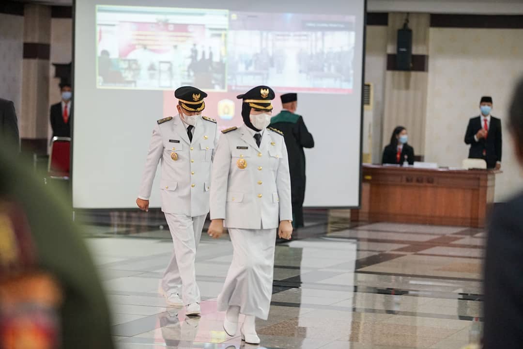pdipgrobogan's tweet photo. Pada hari ini, Senin 26 April 2021,  Hj. Sumarni, SH., MM. dan dr. Bambang Pujiyanto, M.Kes. tlh dilantik serta diambil sumpah dan janji jabatan sbg Bupati dan Wakil Bupati Grobogan oleh Gubernur Jawa Tengah, Bapak Ganjar Pranowo. Alhamdulilah,semua brjalan dgn baik &amp; lancar https://t.co/N0eSeEW1HV
