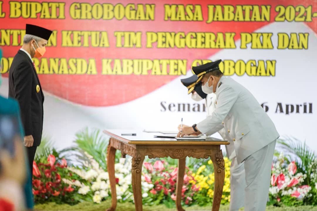 Pada hari ini, Senin 26 April 2021,  Hj. Sumarni, SH., MM. dan dr. Bambang Pujiyanto, M.Kes. tlh dilantik serta diambil sumpah dan janji jabatan sbg Bupati dan Wakil Bupati Grobogan oleh Gubernur Jawa Tengah, Bapak Ganjar Pranowo. Alhamdulilah,semua brjalan dgn baik &amp; lancar