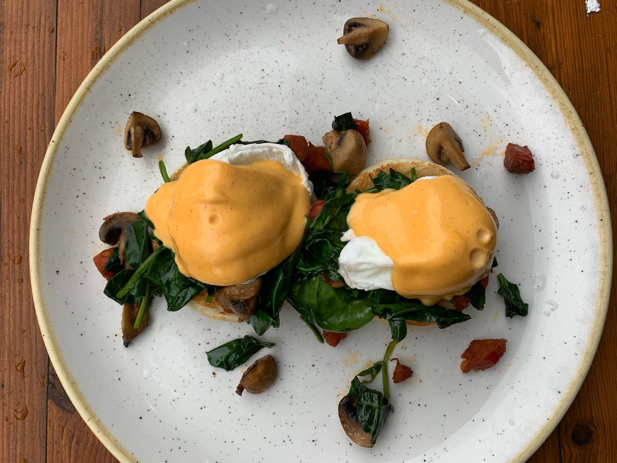 AND WE’RE BACK! A new addition to our brunch menu is this eggs benedict with chorizo, mushrooms, spinach &amp; chipotle Hollandaise sauce 🤤 #supportlocal #supportindependant #supportsmallbusiness #edinburgheats #brunch #edinburghbrunch