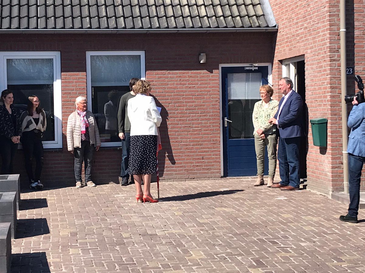 Vandaag heeft onze fractievoorzitter <a href="/LeoCuijpers/">Leo Cuijpers</a> uit handen van Burgemeester <a href="/GreetButer/">Greet Buter</a> een lintje ontvangen! Van harte gefeliciteerd! 
#CDADeurne #lintje #trots