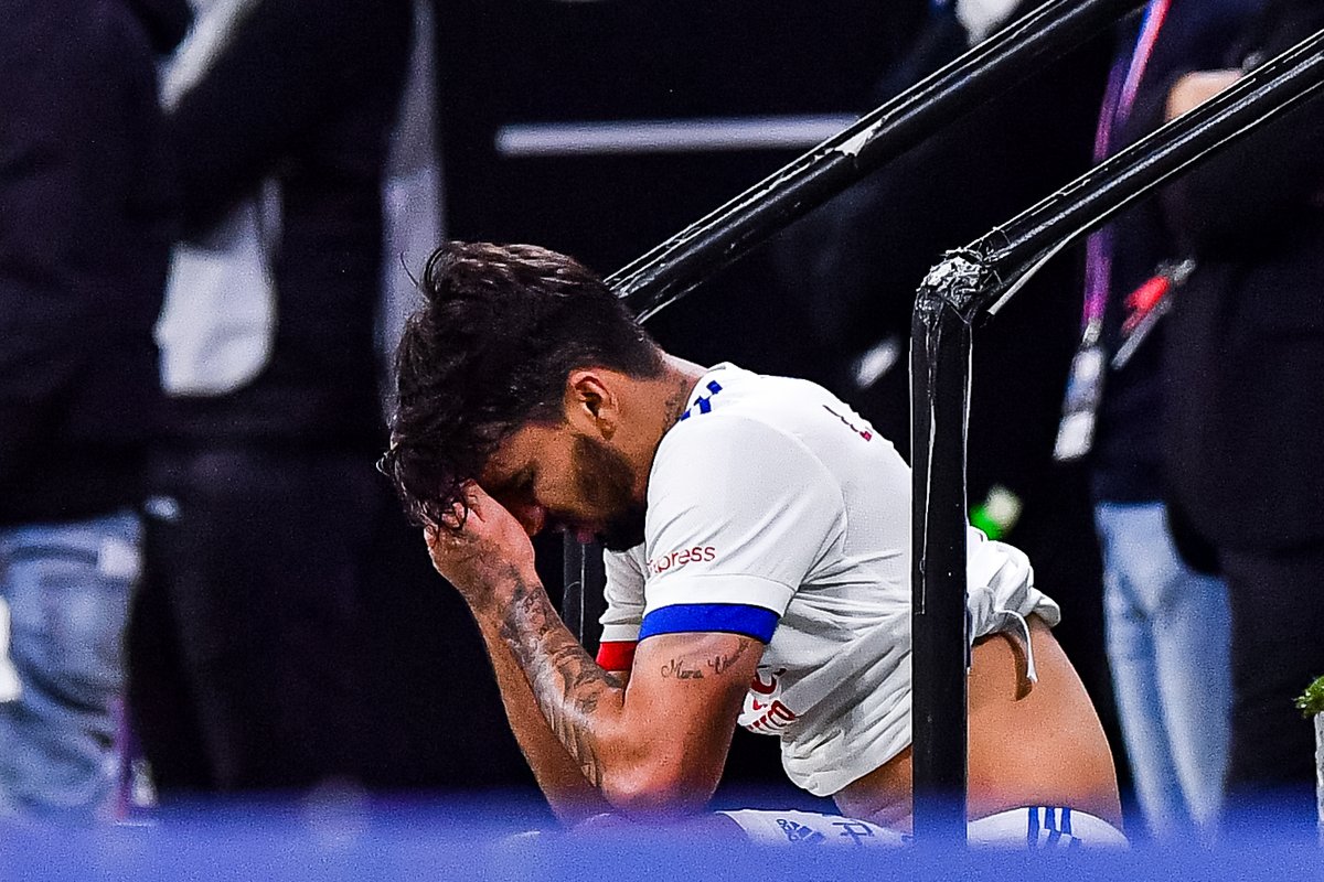 Lucas Paqueta en larmes dans les tribunes du Groupama Stadium après son erreur coûtant le but de l'égalisation. 😢