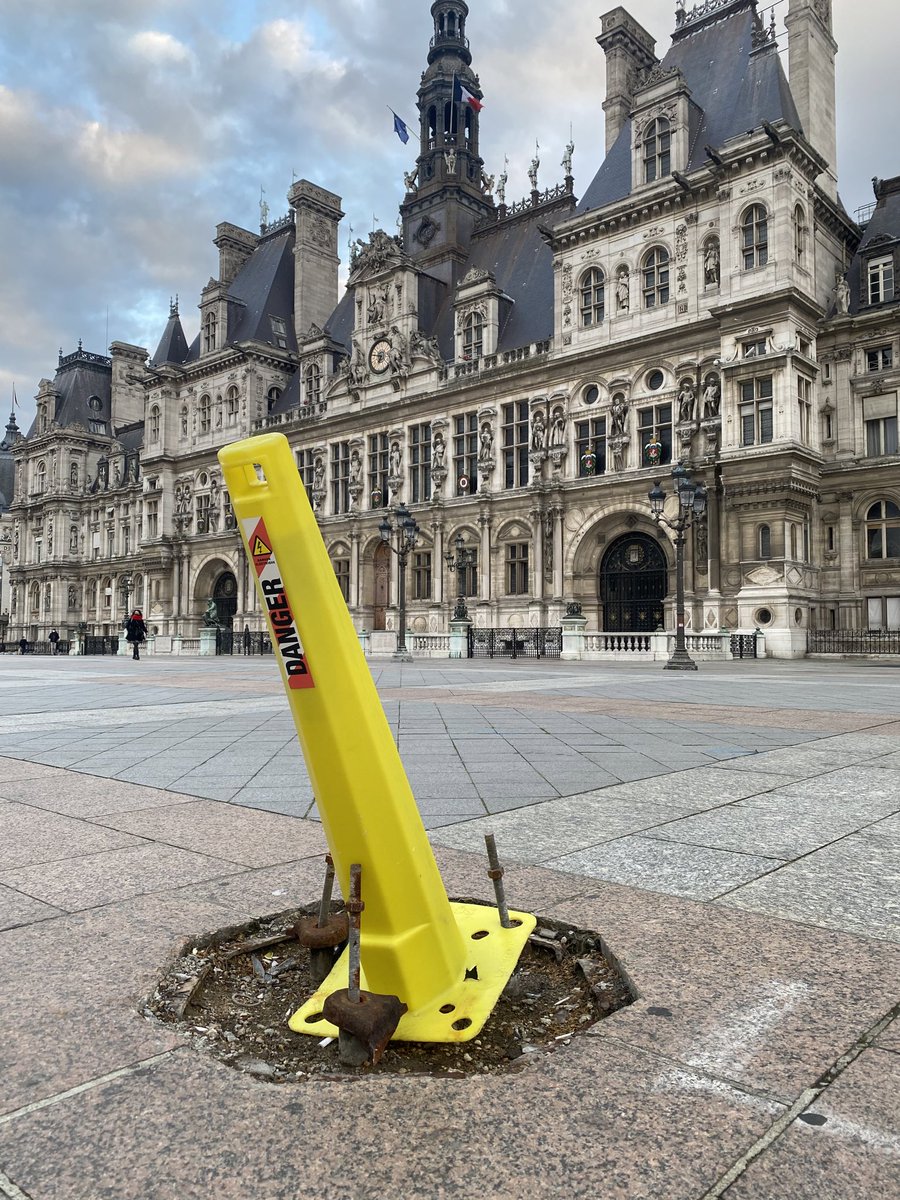  #saccageparis c’est ça Une ville mi béton mi zad. Qui n’est plus entretenue et autogérée par des riverains et des associations...