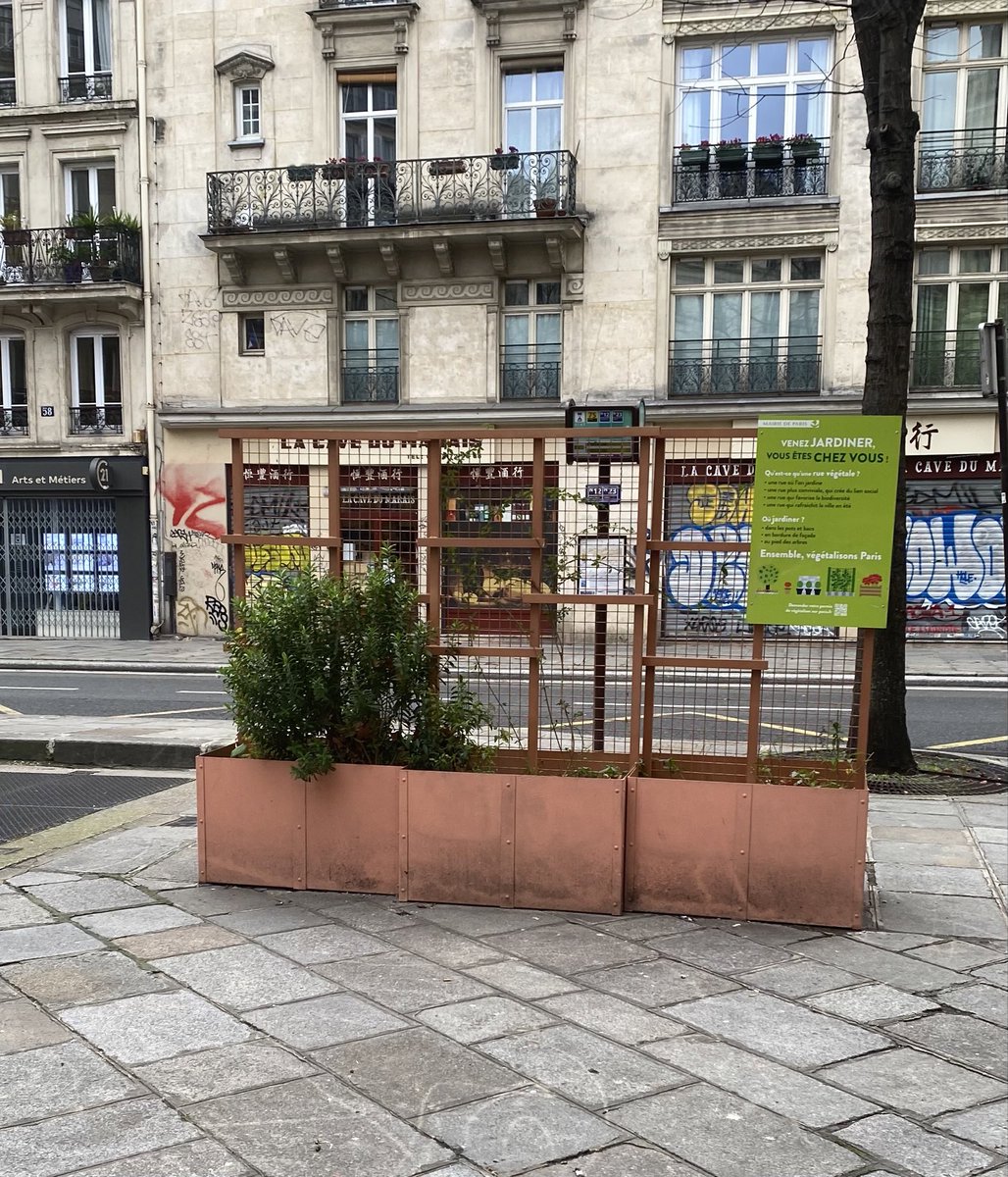  #saccageparis c’est ça Une ville mi béton mi zad. Qui n’est plus entretenue et autogérée par des riverains et des associations...