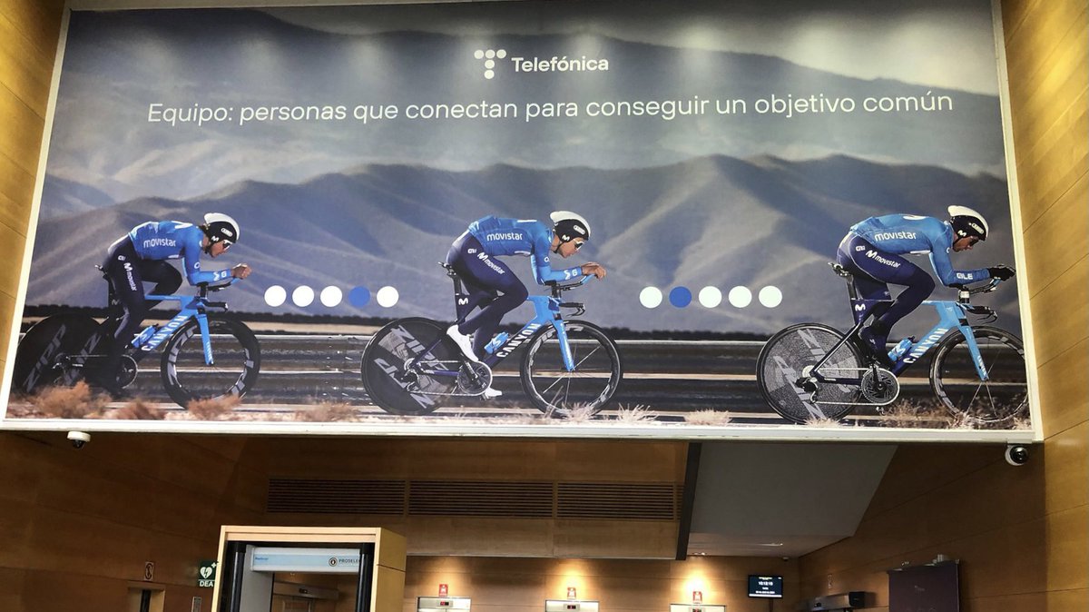 😊 Así se han despertado las oficinas de <a href="/Telefonica/">Telefónica</a> esta mañana.

No hay mejor manera de expresar que #RodamosJuntos

🤗 Gracias por dejarnos dar la bienvenida a todos aquellos que acceden al Distrito Telefónica.

#MejorConectados I #SomosTelefónica 💙