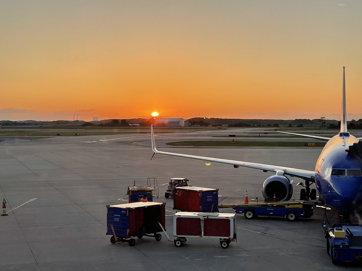 KerryWilm's tweet photo. @SouthwestAir a beautiful sunrise this morning in Orlando https://t.co/2TZA4QIbVx