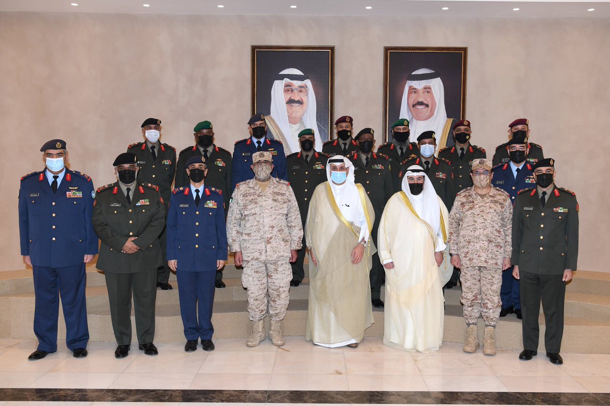 قلد معالي نائب رئيس مجلس الوزراء ووزير الدفاع صباح اليوم،عدداً من كبار الضباط بالجيش الكويتي رتبة لواء،وذلك تنفيذاً للمرسوم الأميري الصادر من حضرة صاحب السمو أمير البلاد القائد الأعلى للقوات المسلحة الشيخ نواف الأحمد الجابر الصباح حفظه الله ورعاه.
للمزيد : kuwaitarmy.gov.kw/WPNewsDetail.a…