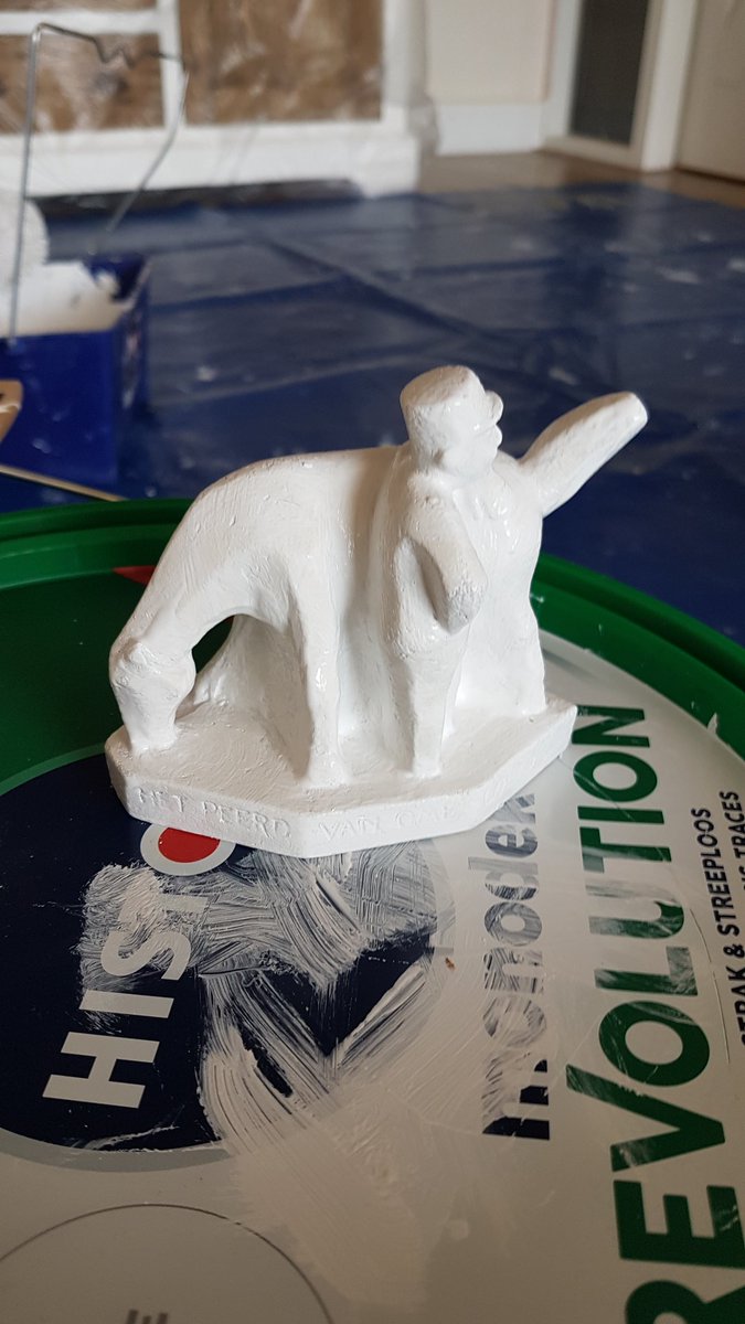 KowiNL's tweet photo. Als je dan toch aan het schilderen bent dan neem je de replica van #peerdvanomeloeks toch geeoon ook ff mee ๐ https://t.co/bZTn1w5pCT