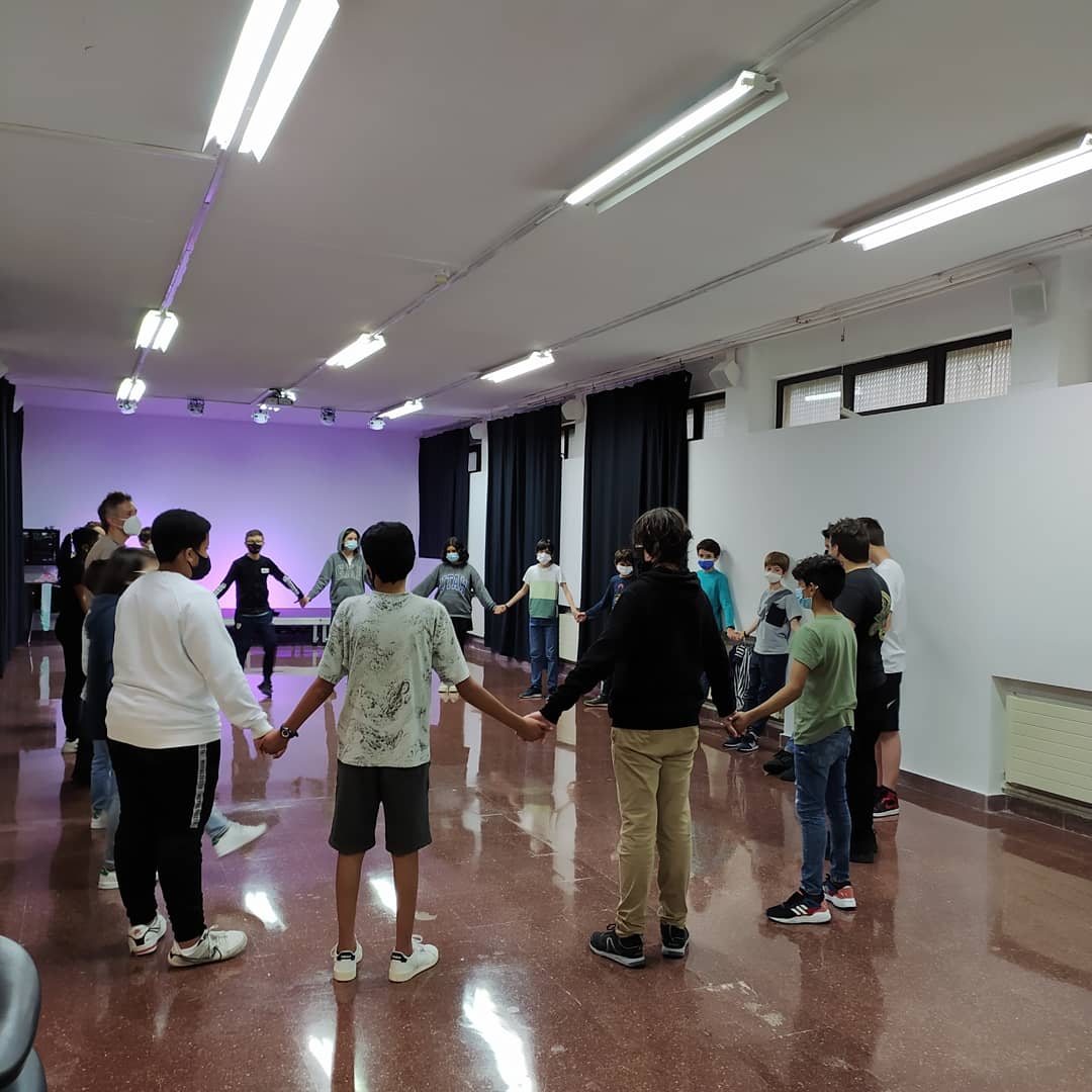 EllacuriaB's tweet photo. Gaur DBH1eko ikasleak Arnasako Dantza eta Antzerki tailerrarekin hasi dira #dbh1 #ellacuriazurbaran #arnasa #dantza #antzerkia https://t.co/ibffT4zymS