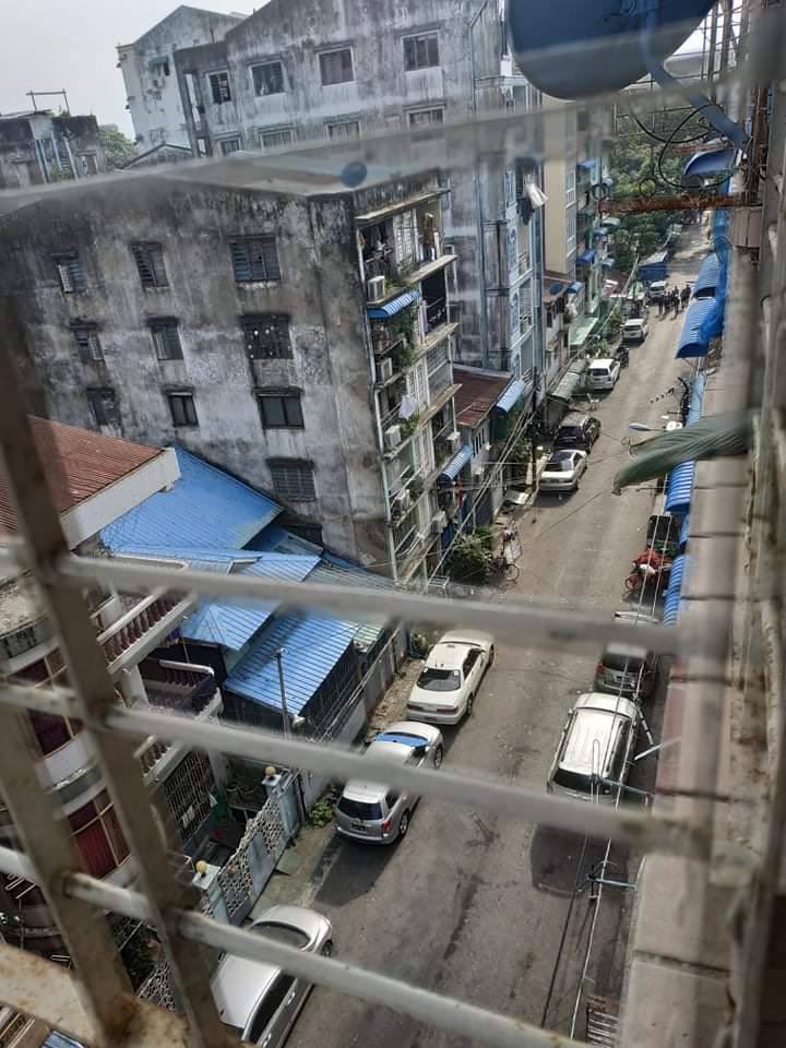 Zz46072014's tweet photo. Junta thugs were seen raiding houses to abduct innocent civilians for no reason in ZayGyi ward, upper Yadanapon St, KyiMyinDaing Tsp, Yangon around 3:50pm.
#Apr26Coup
#WhatsHappeningInMyanmar https://t.co/1daskqb40j