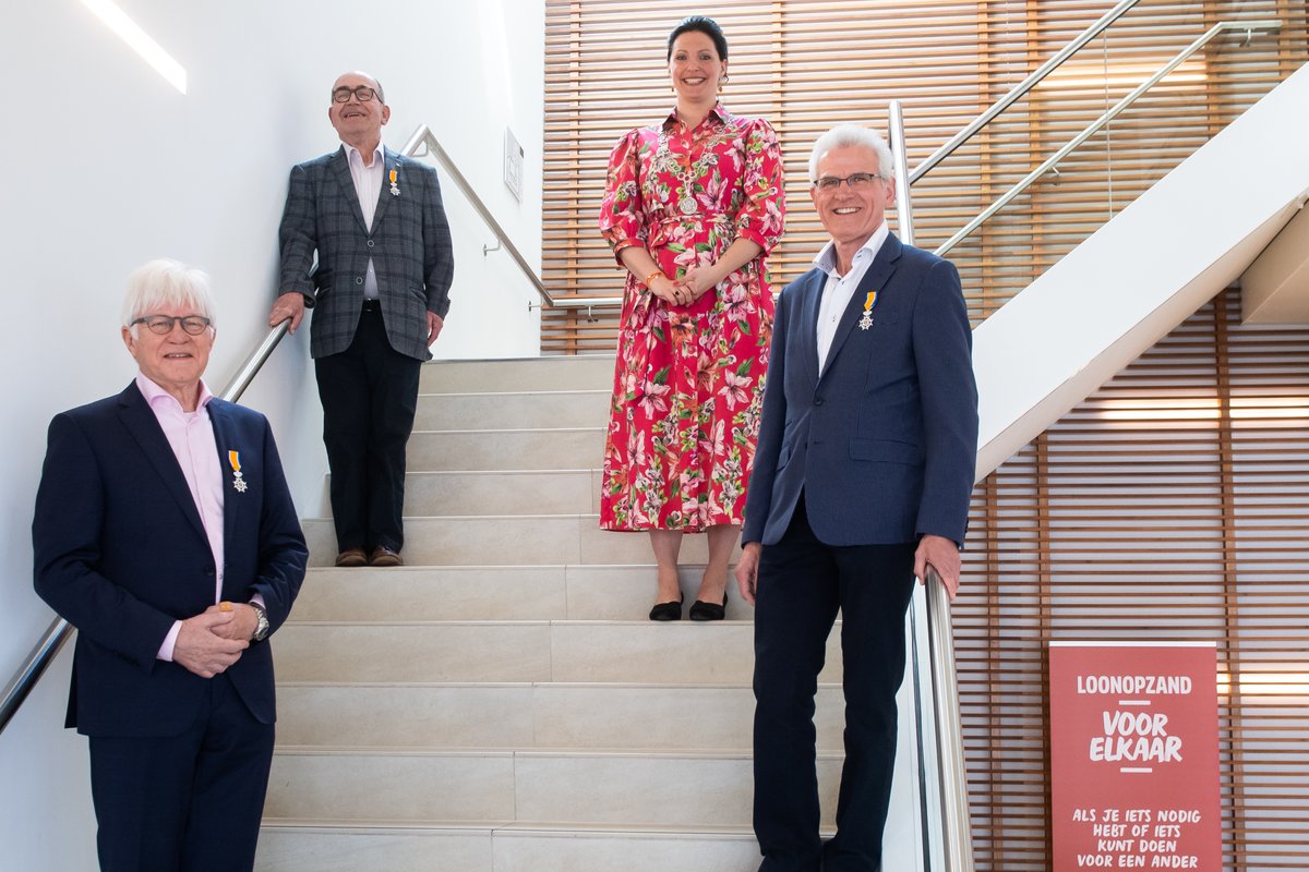 Burgemeester Hanne van Aart reikte vanochtend tijdens de traditionele Lintjesregen drie Koninklijke Onderscheidingen uit aan drie inwoners van onze gemeente. 🎗️V.l.n.r.: de heer Horsten, de heer Van der Velden en de heer Van den Biggelaar. 
Meer informatie:bit.ly/3nqwMKX
