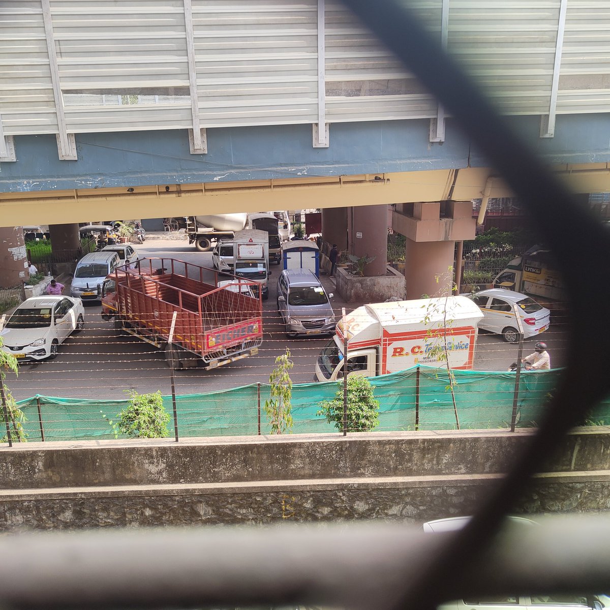 KayomarzBilimo1's tweet photo. @MumbaiPolice @CMOMaharashtra @CPMumbaiPolice @mtptraffic 
I highlighted this 3 days ago still no response on the tweet or no action taken for rule breakers, there is always double parking under Mrinal Tai Gore flyover east side due to which traffic jams all the time. https://t.co/iI3T9HlRwe