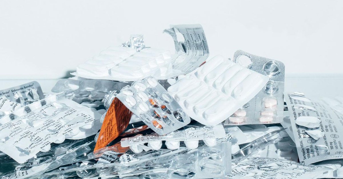 SUDDENin uusi (&amp; ensimmäinen!) policy brief: Toimenpidesuosituksia ympäristöön mahdollisesti päätyvien lääkepäästöjen huomioimiseksi ympäristöluvituksessa. Linkissä policy brief ja alla muutama tärkeä nosto. 🧵👇 <a href="/UniEastFinland/">University of Eastern Finland</a> <a href="/SYKEinfo/">Suomen ympäristökeskus</a> <a href="/Akatemia_STN/">Strateginen tutkimus</a> 

sudden.fi/julkaisut/