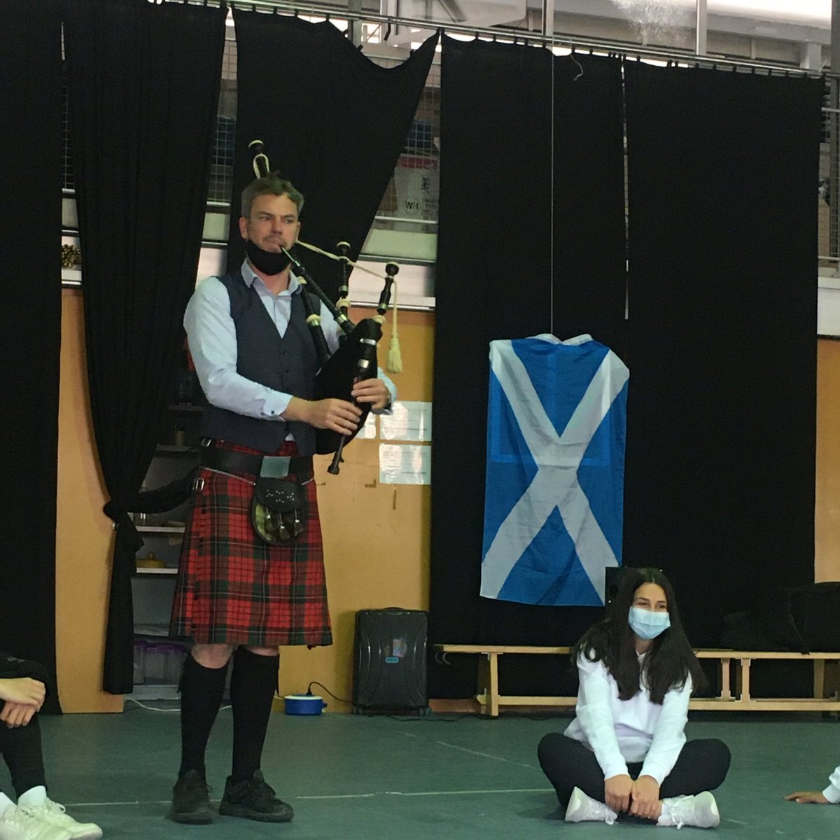 Scottish dances with our 4th ESO students and the great Donnie @CeilidhSchools @InsMatadepera
.
.
.
#culturasegura #traditionaldances #bagpipe #kilt #teachingenglish #liveworkshop #fun