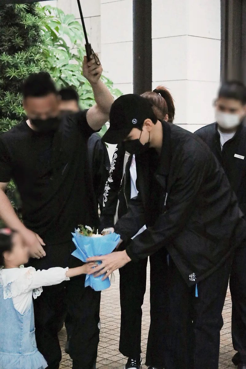 While filming in Xiamen, a fan brought their daughter. Because it was raining and the ground was slippery, Gong Jun would keep looking back at the child, afraid that she’ll slip and fall, and even though he doesn’t accept gifts from fans, he used both hands to accept her flowers.