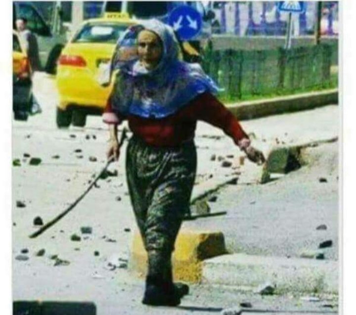 Sizce bu kadın kim?
Sakın terörist demeyin.!
Bu kadın bir kahraman.
Erzurumda HDP'lileri görür görmez elindeki poşetleri bırakıp HDP'lilere
' Bu vatan kolay kazanılmadı, Sizin gibi itlere vermeyiz' diye saldıran yiğit Hüsniye anamız 😉🤘🇹🇷
#HDPkkicinHesapVakti
#HdpHesapVeriyor