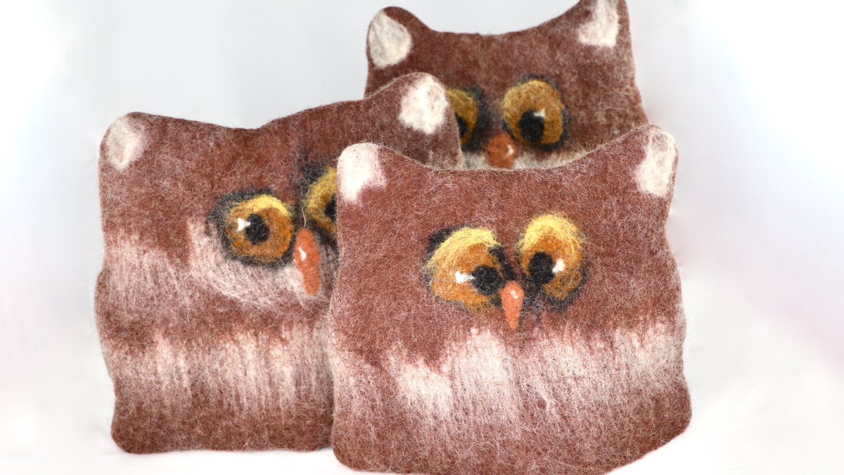 Good morning – it’s Monday the beginning of a new week and my mantra this week is….Owl do it later 🦉  #CornyJokes  #Procrastination…..that sounds about right 😂.  Picture is of my owl tea cozy. etsy.com/shop/ambergoes…