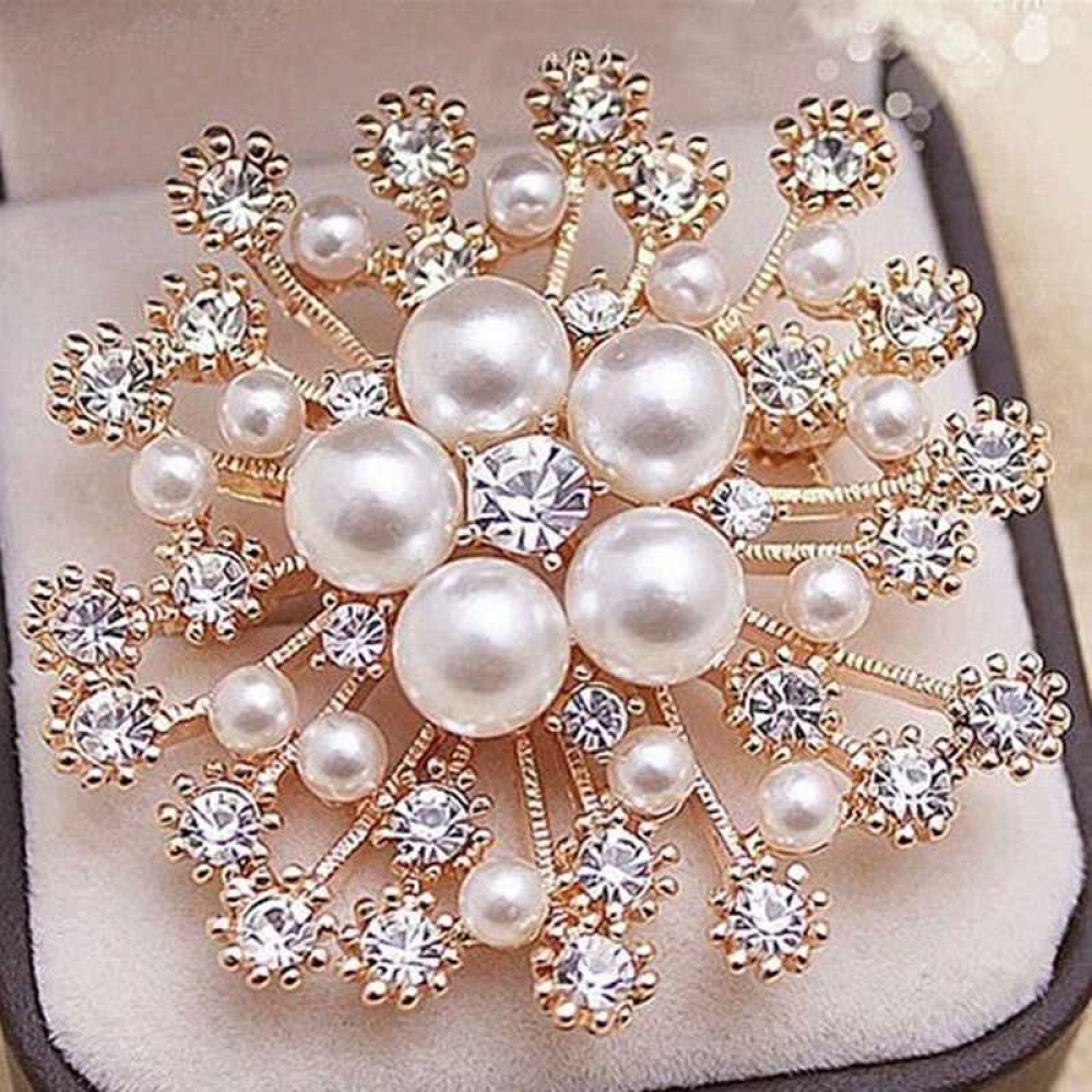 getbroochcom's tweet photo. You asked, We listened! 🙌🙌 We're bringing back Rhinestone Snowflake Brooch https://t.co/uEGB3aIMng $14.00 
#topbrooch #fashionbrooch Rhinestone Snowflake Brooch https://t.co/uEGB3aIMng https://t.co/163asYDb3t