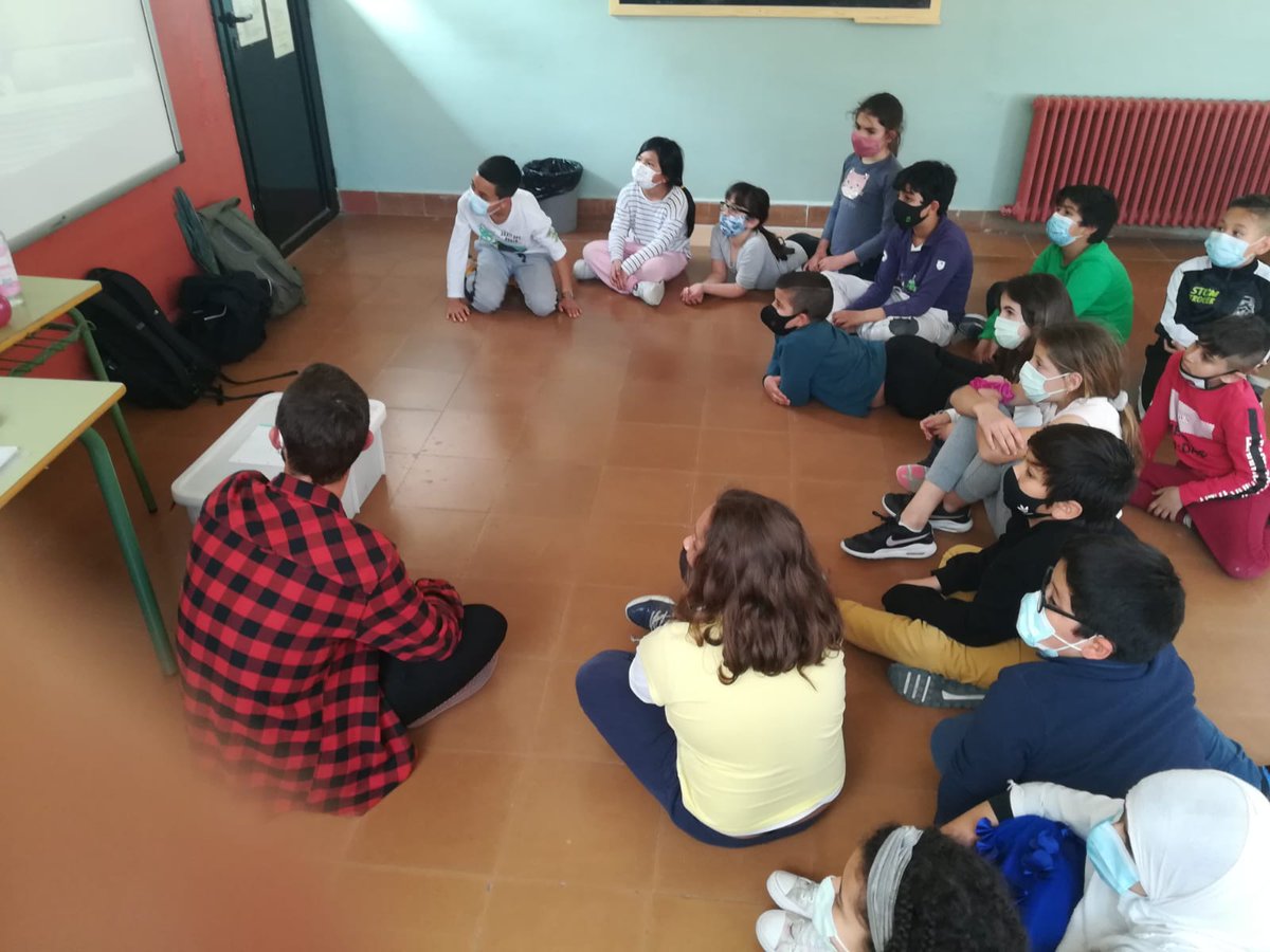 desosong_'s tweet photo. 👩‍🏫 El projecte #Menjadrets segueix amb moltes activitats a les diferents escoles de #NouBarris! Els nens i nenes de @Timbalerbrucbcn han investigat l'origen dels aliments a través de les etiquetes i han visitat la cuinera del centre per parlar sobre l'alimentació al menjador👩‍🍳🏷️ https://t.co/YkpDhfsThf
