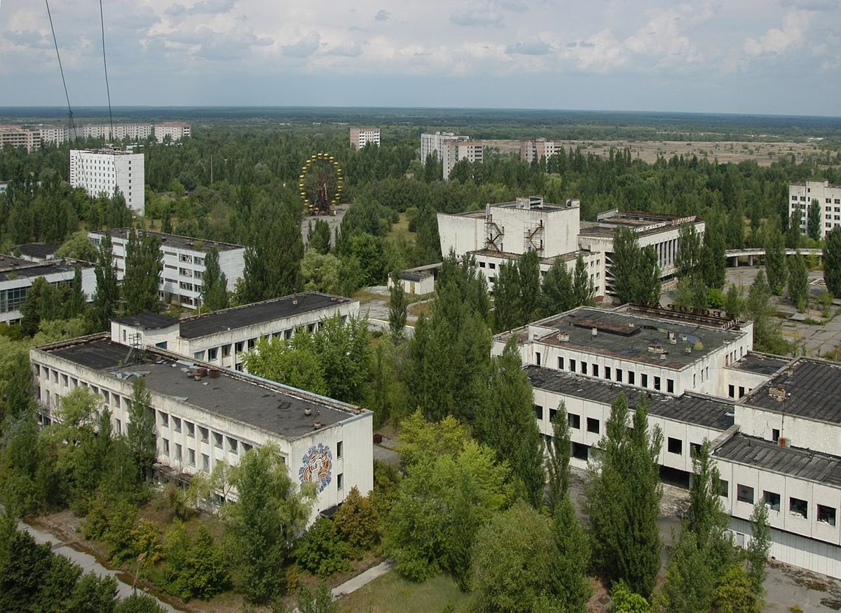 Today in 1986, the 4th reactor at Chernobyl nuclear power station in the USSR explodes sending radiation spewing across Europe as far north as Sweden. In the direct path of the immediate fallout was the town of Pripyat, Ukraine. (Thread)