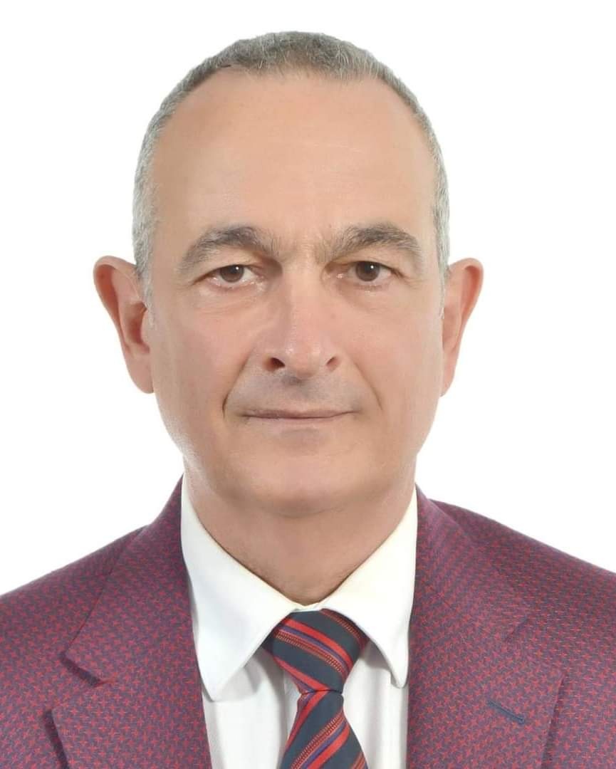 Gerçekleştirdiği ameliyat sırasında "susuzluğa bağlı tansiyon düşmesi" gelişen, buna rağmen kendisine serum taktırarak ameliyata devam eden kıymetli hocamız Prof Dr Oğuz Basut ve özveriyle çalışan tüm sağlık personelimize en içten dileklerimle teşekkür ediyorum
İyi ki varsınız...