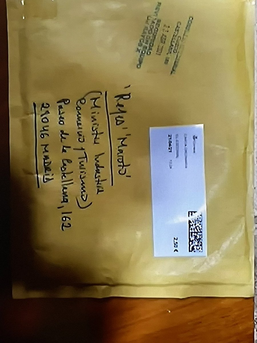 🔴 #España #Cartas

Ya se ha filtrado la foto de la navaja y sobre.

- El sobre lleva un sello de "SEGURIDAD, REVISADO POR ESCÁNER DE SEGURIDAD".

- Sello de peso lo que indica que ha ido a una oficina de <a href="/Correos/">Correos</a> y esta vez escrito a mano.

x.com/Undercover_Cam…