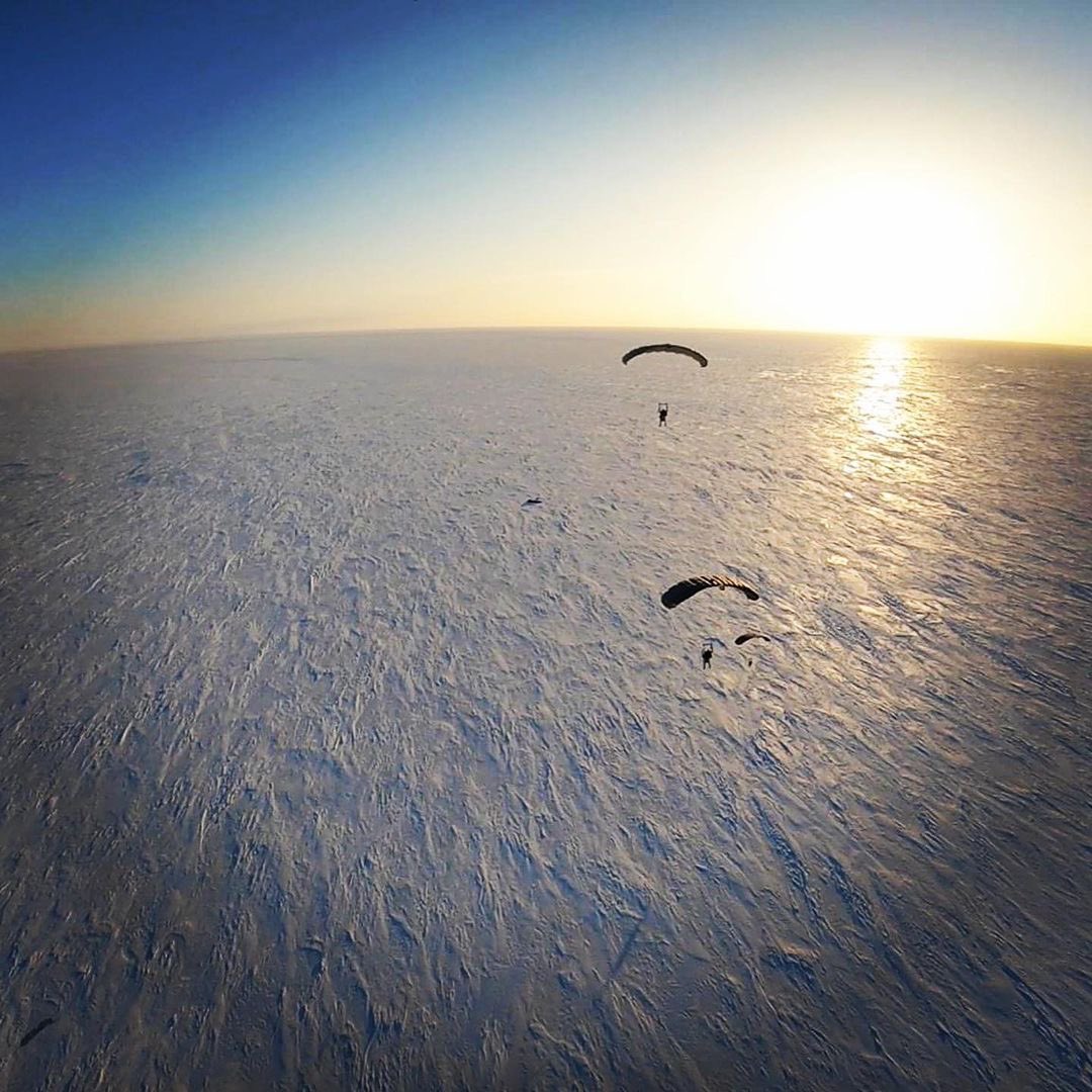 goarmy956's tweet image. Green Berets conducted an exercise above the Arctic Circle to validate techniques to fight, and win in extreme 🥶 weather conditions.This included Military Free Fall Operations and Rapid Insertion tactics. TEXT ME📲 for more info on what it takes to join the 🇺🇸 Army! 956-357-6397